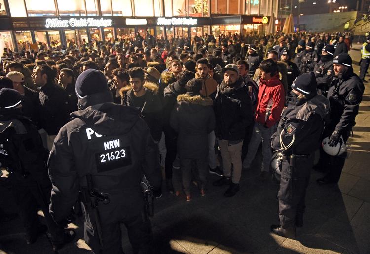 Betjente var i stort antal til stede ved Kölns banegård for at hindre en gentagelse af sidste nytårs omfattende sexangreb på kvinder i byen. 