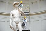 Renæssanceværk. I februar blev Michelangelos David-skulptur forsigtigt støvsuget på Galleria dell'Accademia i Firenze, Italien. Foto: AP 