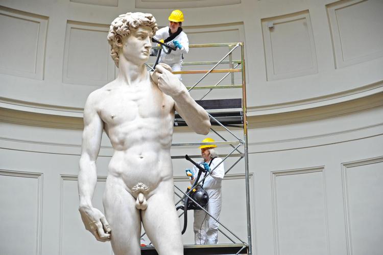 Renæssanceværk. I februar blev Michelangelos David-skulptur forsigtigt støvsuget på Galleria dell'Accademia i Firenze, Italien. Foto: AP 