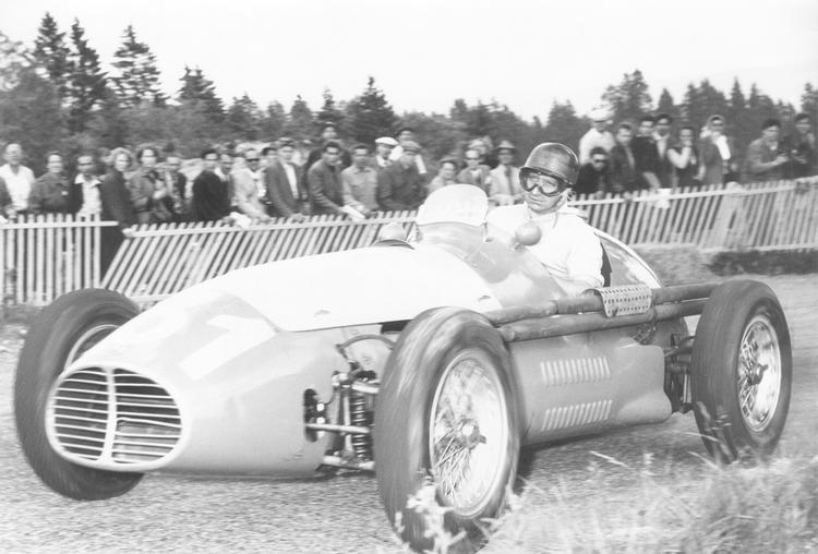  Juan Manuel Fangio vandt verdensemesterskabet fem gange. Men han fik ikke mulighed for at forsvare den første titel.   