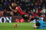 Arsenals målmand Petr Cech redder for næsen af  AFC Bournemouths Callum Wilson. 