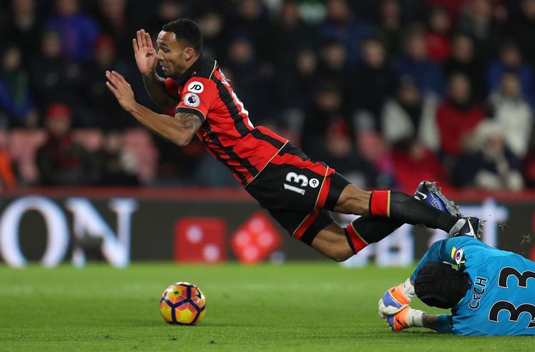 Arsenals målmand Petr Cech redder for næsen af  AFC Bournemouths Callum Wilson. 