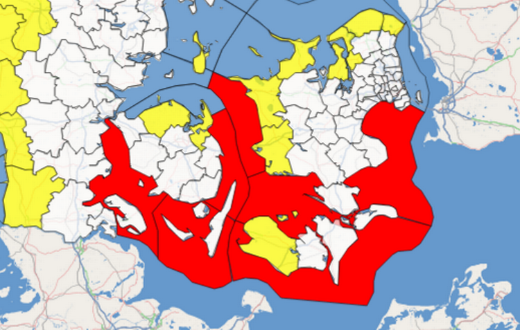 Den røde farve viser, hvor DMI advarer om risiko for 'meget farligt vejr'. 