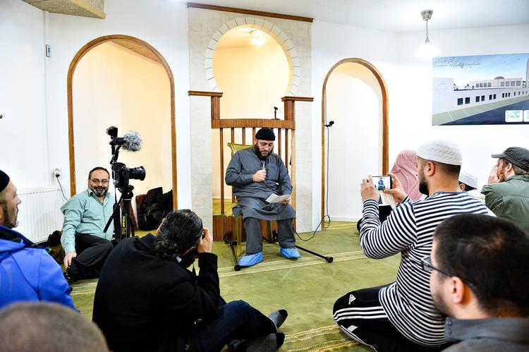 En imam fra Grimhøjmoskeen ved Aarhus sagde i TV2s serie, at kvinder, der dyrker sex udenfor ægteskabet, skal stenes og piskes. 