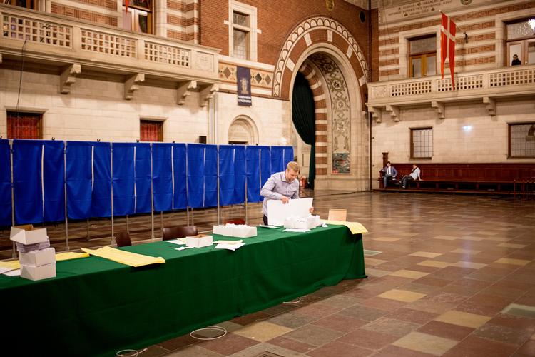 Afstanden til de lokale politikere er blevet større efter kommunalreformen i 2007. Billedet er taget på Københavns Rådhus på dagen for kommunalvalget i 2013.  