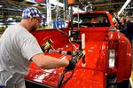 Ford dropper planerne om en ny fabrik i Mexico og styrker dermed produktionen hjemme i USA. Her samles en Ford-pickup på en fabrik i Kentucky.  