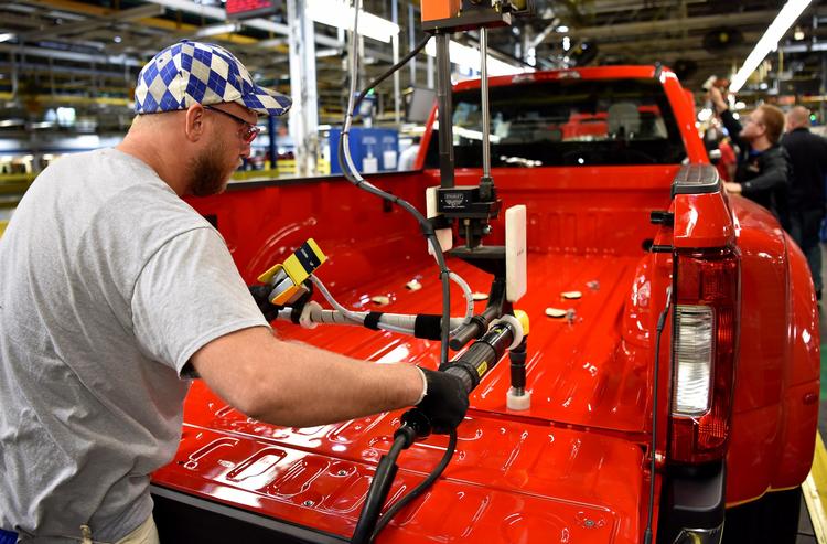 Ford dropper planerne om en ny fabrik i Mexico og styrker dermed produktionen hjemme i USA. Her samles en Ford-pickup på en fabrik i Kentucky.  