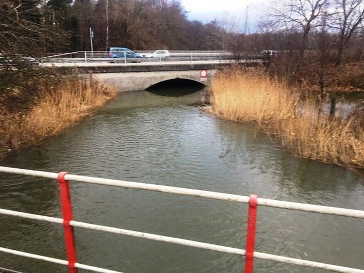 Køge Å er godt fyldt med vand i timerne op til den ekstraordinært høje vandstand, myndighederne advarer mod. 