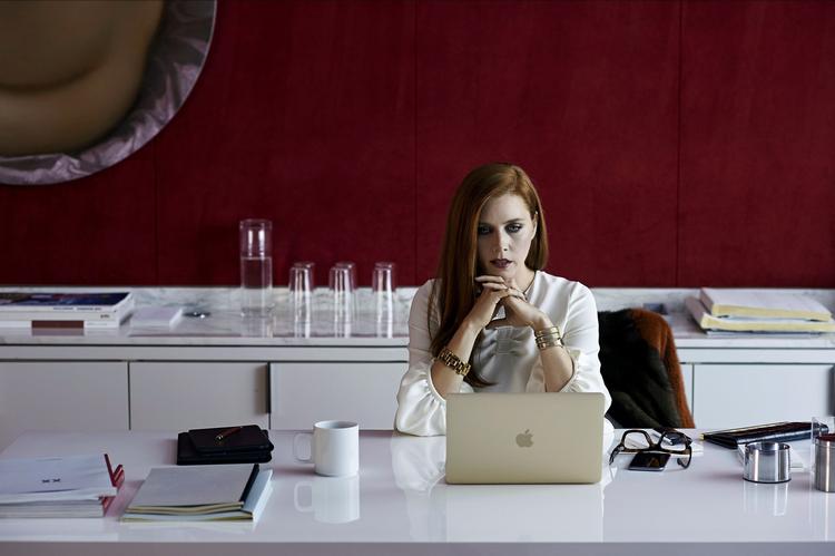 Amy Adams brillerer i Tom Fords stilsikre læsethriller som en kvinde, der læser en bog, alt imens hun reflekterer over sit liv. 