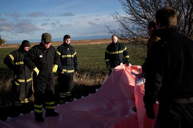 På vejen Havstokken ved Køge Bugt nord for Køge lægger medlemmer af beredskabsstyrelsen en Watertube (mobil dæmning) ud, der derefter skal fyldes op med vand for at holde en eventuel stormflod tilbage. 