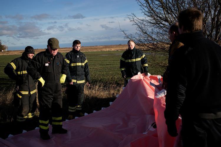 På vejen Havstokken ved Køge Bugt nord for Køge lægger medlemmer af beredskabsstyrelsen en Watertube (mobil dæmning) ud, der derefter skal fyldes op med vand for at holde en eventuel stormflod tilbage. 