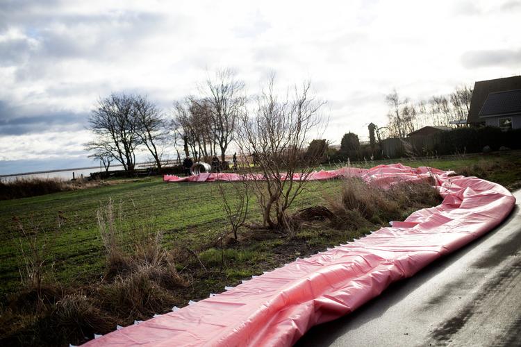 Watertube bliver fyldt op med vand for at holde en eventuel stormflod tilbage. 
