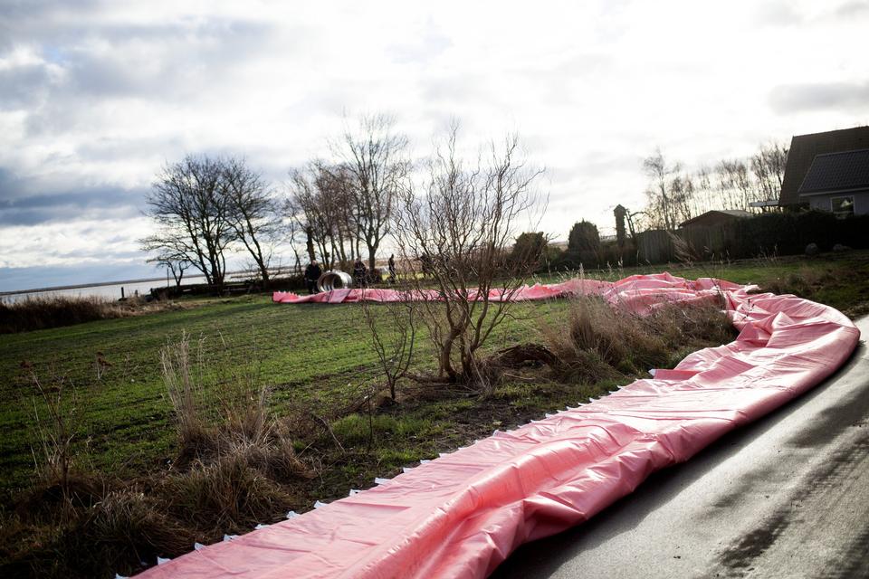 Watertube bliver fyldt op med vand for at holde en eventuel stormflod tilbage. 
