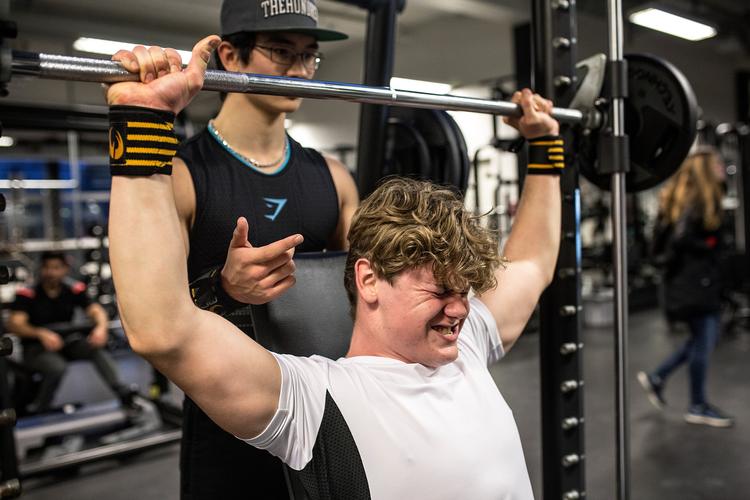 I 2015 havde flertallet af danske fitnesscentre fravalgt Anti Doping Danmarks dopingkontrol. En statistik, man nu vil lave om på med lavere priser. På et uanmeldt besøg taler  kontrollanten Claus med de unge om doping. Sebastian i hvidt er på måned nummer to med proteinpulver.  