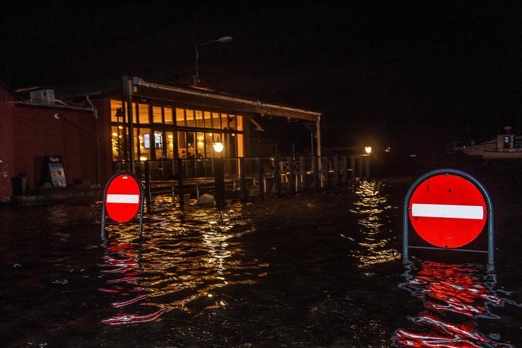 Her ses Cafe Mocca ved Præstø Havn under vand. 