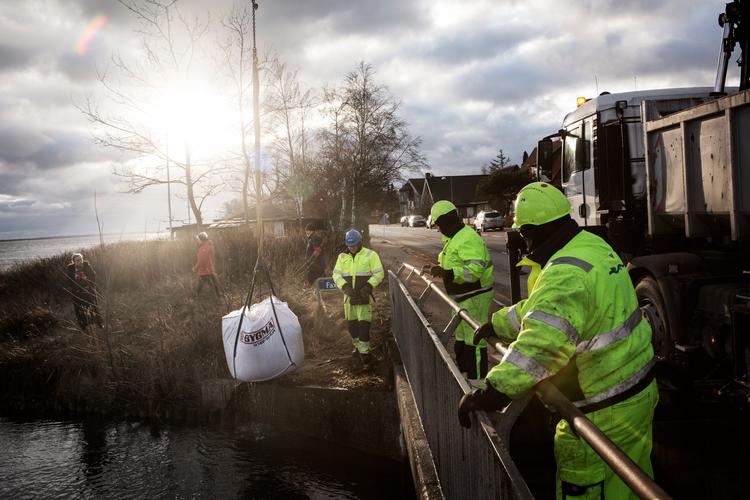 Her er beredskabet, brandfolk og folk fra kommunen ved at lukke indgangen til Faxe Å for at undgå oversvømmelse.
 