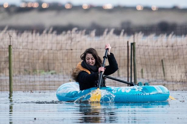 Her padler 19-årge Line Drewes rundt i sin have i Hvidovre.


 