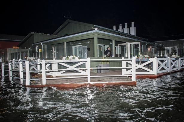 Og her er Cafe Siv & Coved Prøstø Havn tæt på at blive oversvømmet, og strømmen er gået. 
