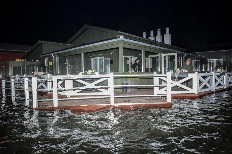 Og her er Cafe Siv & Coved Prøstø Havn tæt på at blive oversvømmet, og strømmen er gået. 