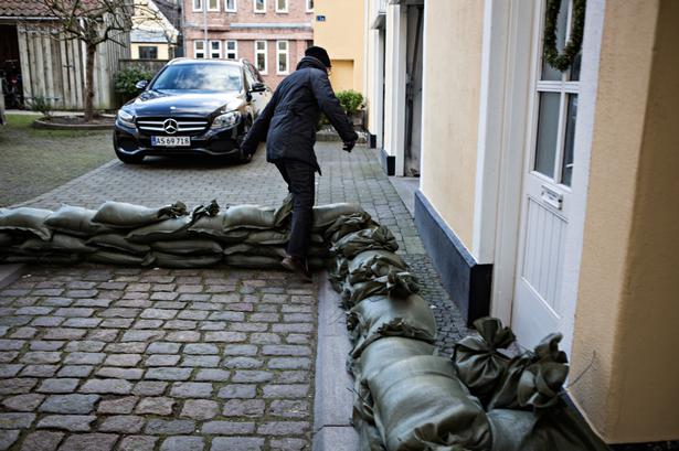 Vandstanden i Sønderborg forventes  natten til torsdag at kunne nå op omkring 1,50 meter.

Hanne Thygesen ejer en ejendom på Sønder havnegade, som hun her er ved at sikre sammen med sin mand, Oskar.

 