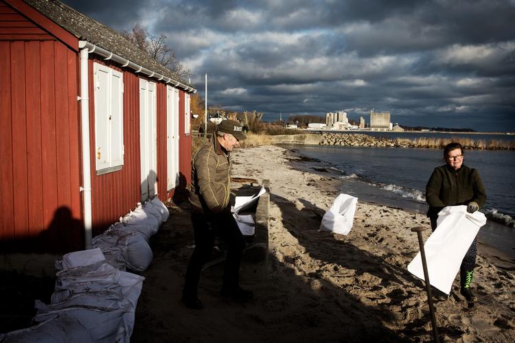 Her er Ulla Larsen og Morten Østergaard Hansen ved at fylde sandsække til at barrikadere deres sommerhus ved Faxe Ladeplads.
Ullas hus ligger på lejet grund, så hvis det skulle skylle væk må hun ikke bygge et nyt.
 
