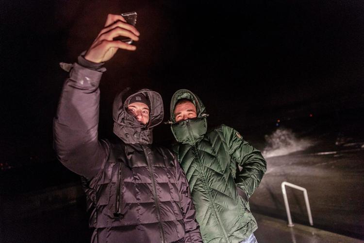 Jonas Bomholt og Theis Lindell er kørt helt frem til vandet, så det lyses op af billygterne. 