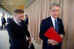 Tim Barrow (t.v.) ses her sammen med daværende udenrigsminister Philip Hammond ved et G7-møde for et års tid siden. 