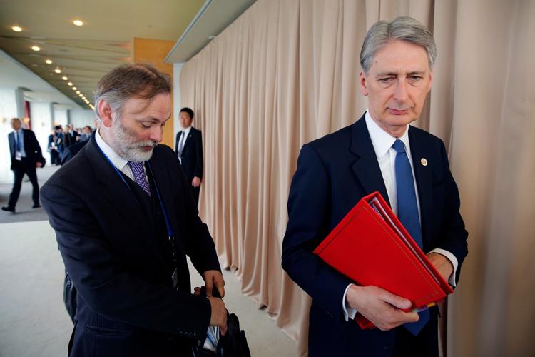 Tim Barrow (t.v.) ses her sammen med daværende udenrigsminister Philip Hammond ved et G7-møde for et års tid siden. 