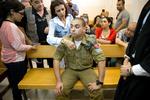 Elon Azaria venter sammen med sin familie på afgørelsen i militærdomstolen i Tel Aviv. 