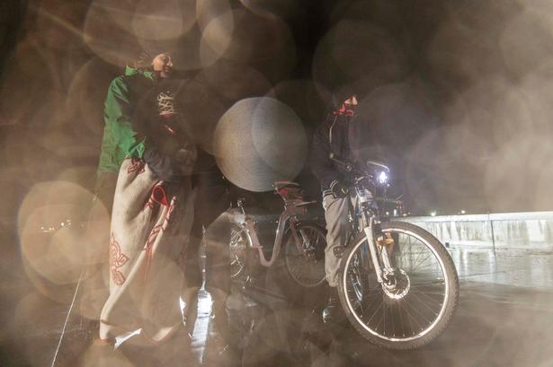 Flere er her til aften taget ud til Amager Strandpark for at se stormfloden.

 