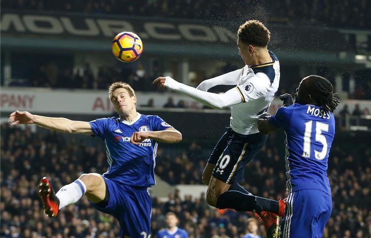 For anden gang header Dele Alli bolden i kassen for Tottenham, der gjorde spændingen i Premier League en stor tjeneste ved at besejre Chelsea. 