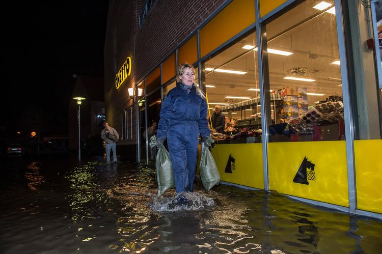 Netto i Stege kæmpede i går mod vandmasserne. 