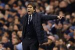 Chelsea-manager Antonio Conte forsøgte forgæves at dirigere sine spillere frem til sejr på White Hart Lane. Snart venter en tur til Anfield. 