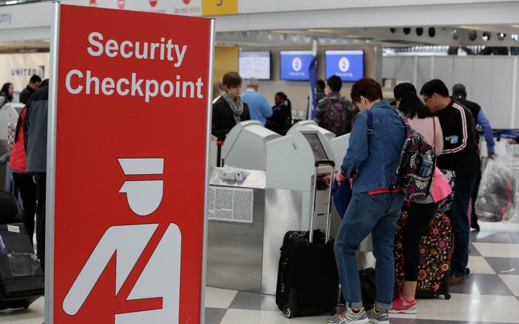 Inden danske turister ankommer til  USA, vil  de blive udspurgt om deres brug af sociale medier som Facebook og Twitter. Indtil videre er det dog frivilligt, om man vil svare.  