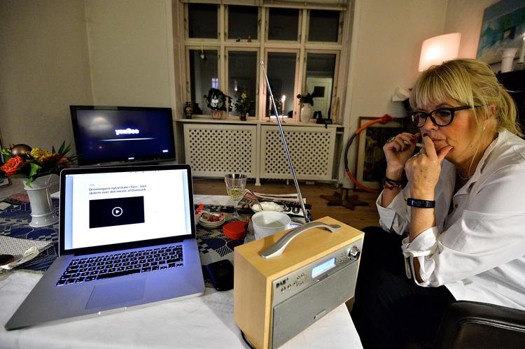 Dronningens nytårstale gik i sort,så radioen måtte findes frem i tusinder af hjem.  