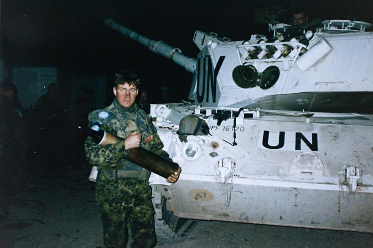 Tidligere soldat Jakob Hansen står frem og fortæller hans version af historien om Operation Bøllebank i 1994, hvor han var soldat. 