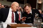 Chefen for National Intelligence, James Clapper, (tv.) taler med sin kollega fra National Security Agency, Michael Rogers, ved torsdagens høring.  