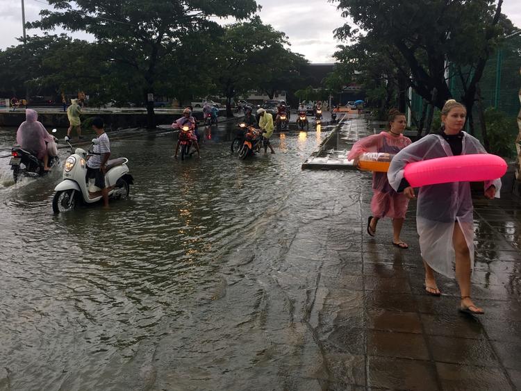 Øen Koh Samui er et yndet dansk  turistmål, som også er ramt af regnen.  