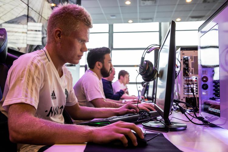 F.C. København og Nordisk Film afholdt tirsdag pressemøde, hvor de præsenterede deres fælles investering i e-sport.
Holdet består af fem unge mænd, der spiller spillet Counter Strike.
Her Emil "Magisk" Reif.  
