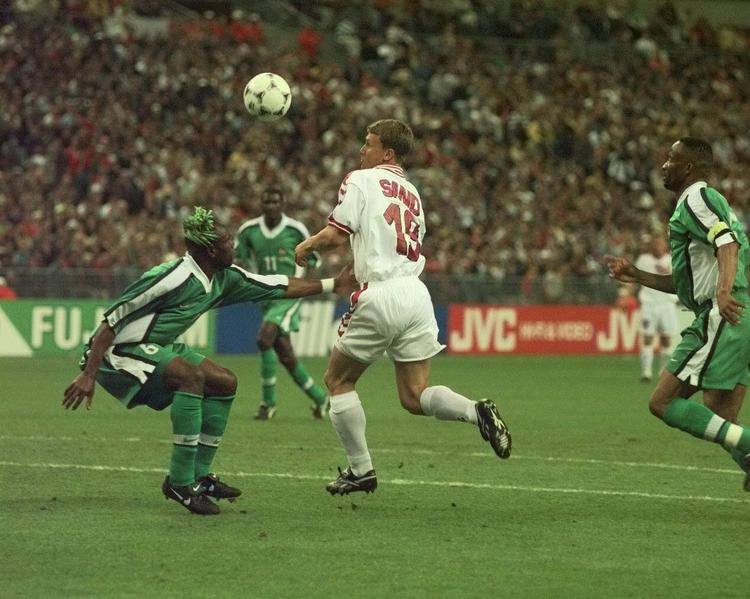 Med en elegant hoveddribling snød Ebbe Sand nigerianske Taribo West i ottendedelsfinalen ved VM 1998 og scorede til 3-0 i Danmarks 4-1-sejr. 