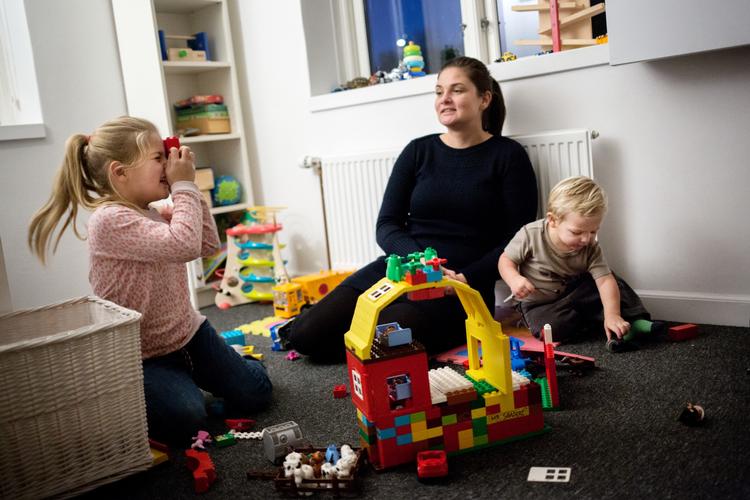  Som analytiker i Danske Bank kunne Viki Styrbæk godt købe sine børns tøj og udstyr i butikker. Men hun har ikke behov for at give Kaja på snart 7 og Theo på 2 år dyrt mærkevaretøj på - og er glad for de brugte ting i fin stand, hun modtager via rotation. 