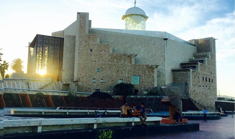 Auditorio Alfredo Kraus, som er opkaldt efter øens kendte tenor af samme navn (1927-1999). Bygningen er særlig fin i aftensolen. 