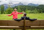 Redaktionen har ledt og ledt i det store billedarkiv for at se, om der skulle gemme sig et billede af Angela Merkel på kajak eller på cykel. Dette udendørsfoto var det tætteste, vi kom på decideret sport. 