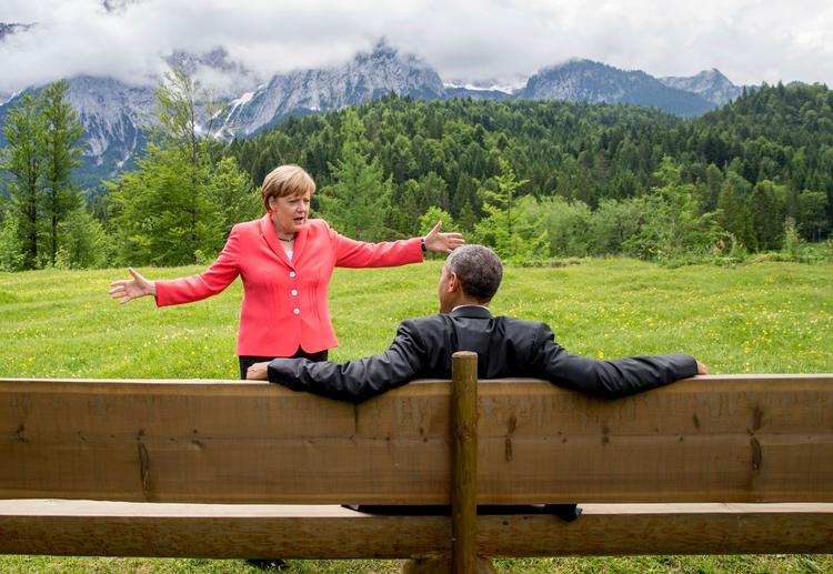 Redaktionen har ledt og ledt i det store billedarkiv for at se, om der skulle gemme sig et billede af Angela Merkel på kajak eller på cykel. Dette udendørsfoto var det tætteste, vi kom på decideret sport. 