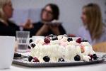 Emine Yazan, havde fødselsdag den 1. januar, så hun var dagens glade giver af lagkage i torsdags til medarbejderne på Ishøj Bibliotek. Hver uge skiftes de ansatte til at beværte de andre. I en grad så lederen af biblioteket nu har udskrevet en slankekonkurrence med fine præmier. 
 