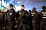 Sikkerhedsopbuddet var stort i de tyske byer henover julen og nytåret. Her holder betjente vagt i Berlin, som var udsat for et terrorangreb i december. 