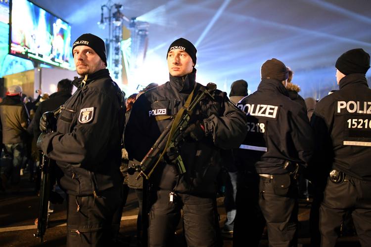Sikkerhedsopbuddet var stort i de tyske byer henover julen og nytåret. Her holder betjente vagt i Berlin, som var udsat for et terrorangreb i december. 