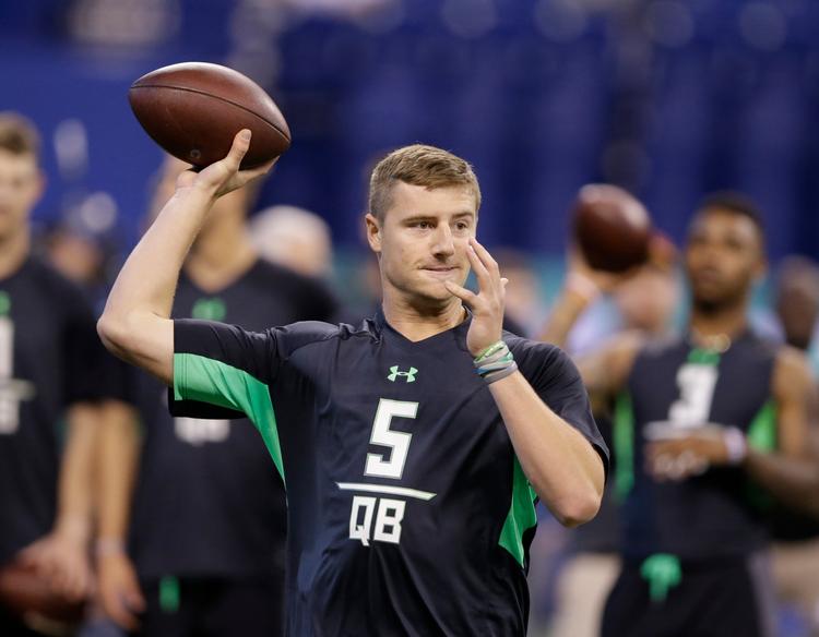For et år siden spillede Connor Cook for sit collegehold på Michigan State-universitetet. Her ses han under den såkaldte 'combine' - dagene, hvor de unge spillere kan imponere NFL-holdenes talentspejdere. 