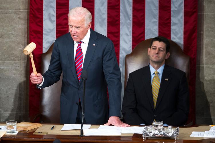 Som vicepræsident er Joe Biden leder af Senatet, det ene kammer i Kongressen. I dag var han flankeret af Paul Ryan, der leder det andet kammer, Repræsentanternes Hus. 