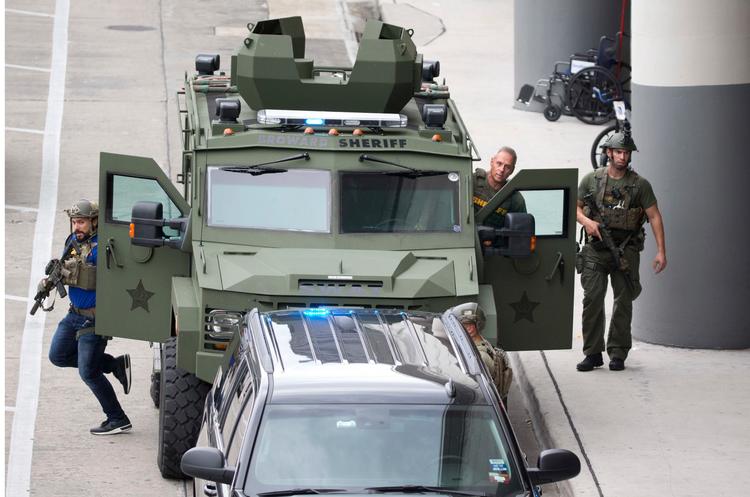 Stærkt bevæbnede sikkerhedssstyrker ankommer til lufthavnen i Fort Lauderdale.  
